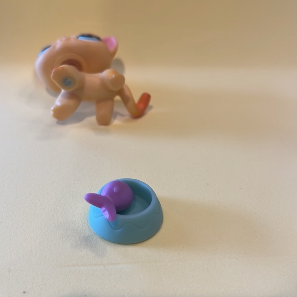 LPS #339 authentic, yellow shorthair cat, great condition - Picture 6 of 6